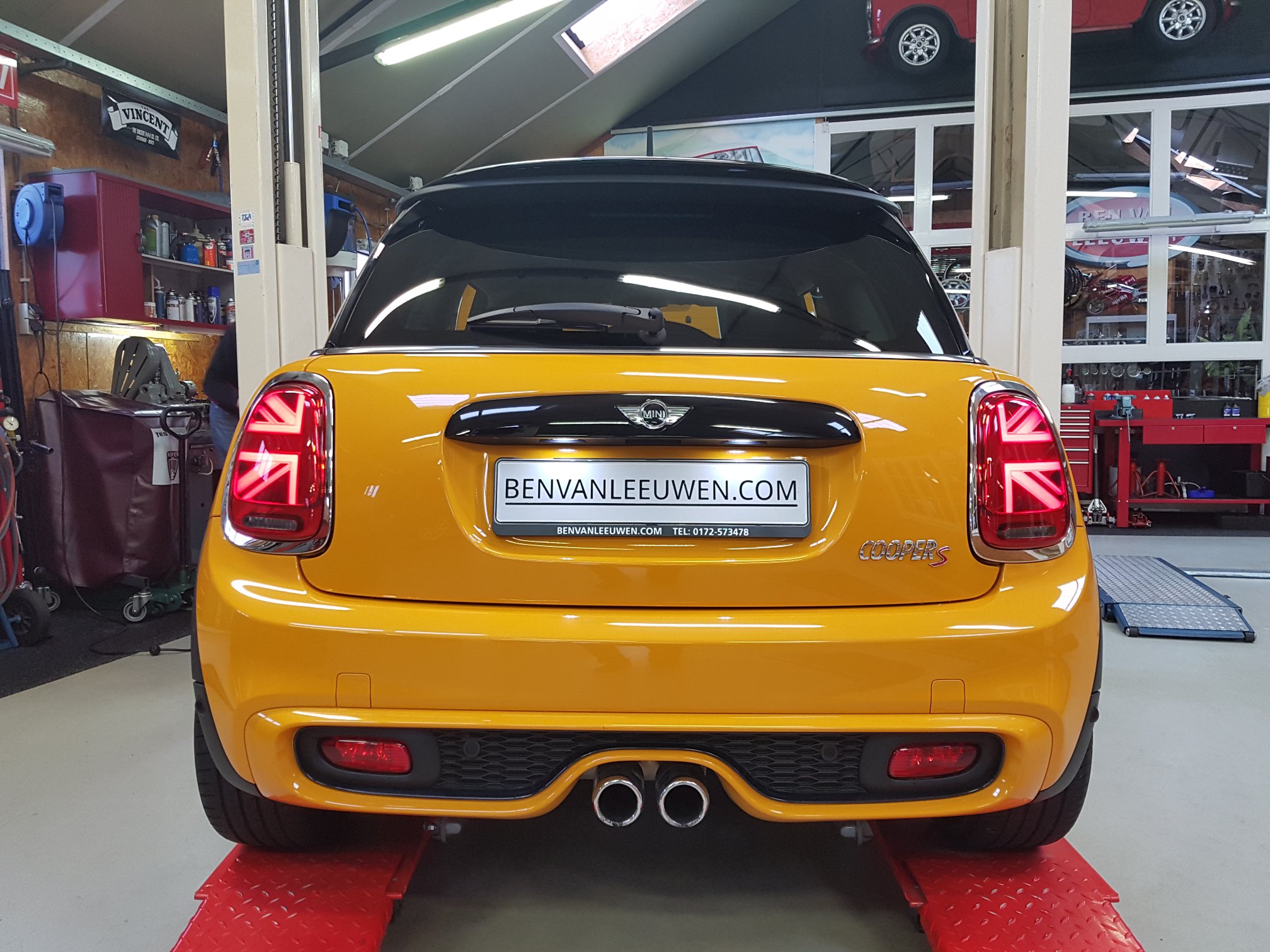 F56 achterkant met Union Jack